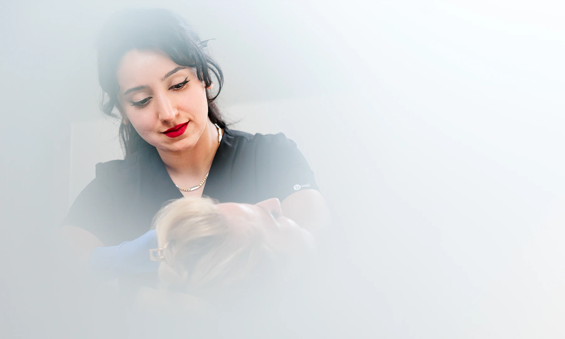 Hautärztin bei der Botox Behandlung einer Patientin