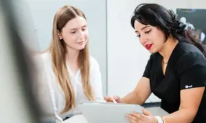 Hautärztin mit Patientin am iPad