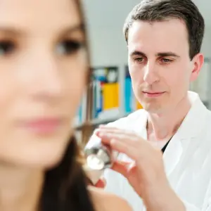 Dr. Werner bei der Muttermaluntersuchung einer jungen Dame