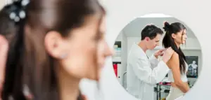 Dr. Werner bei der Muttermaluntersuchung einer jungen Dame