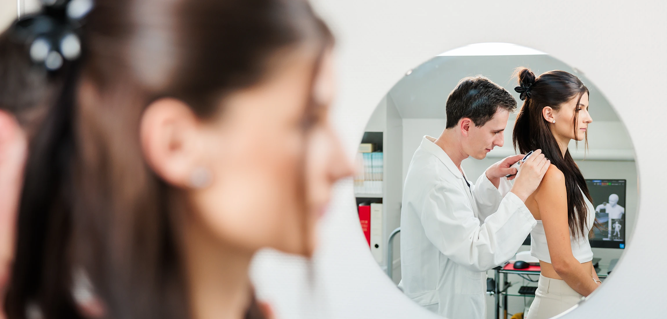 Dr. Werner bei der Muttermaluntersuchung einer jungen Dame