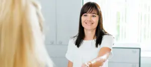 Junge Dame überreicht Versichertenkarte