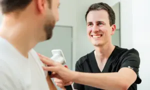 Überprüfung eines Muttermals bei Patienten