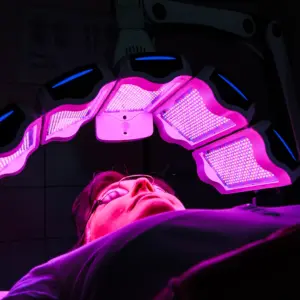 Dame bei der Photodynamische Therapie