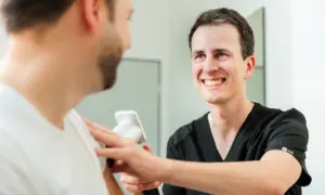 Überprüfung eines Muttermals bei Patienten