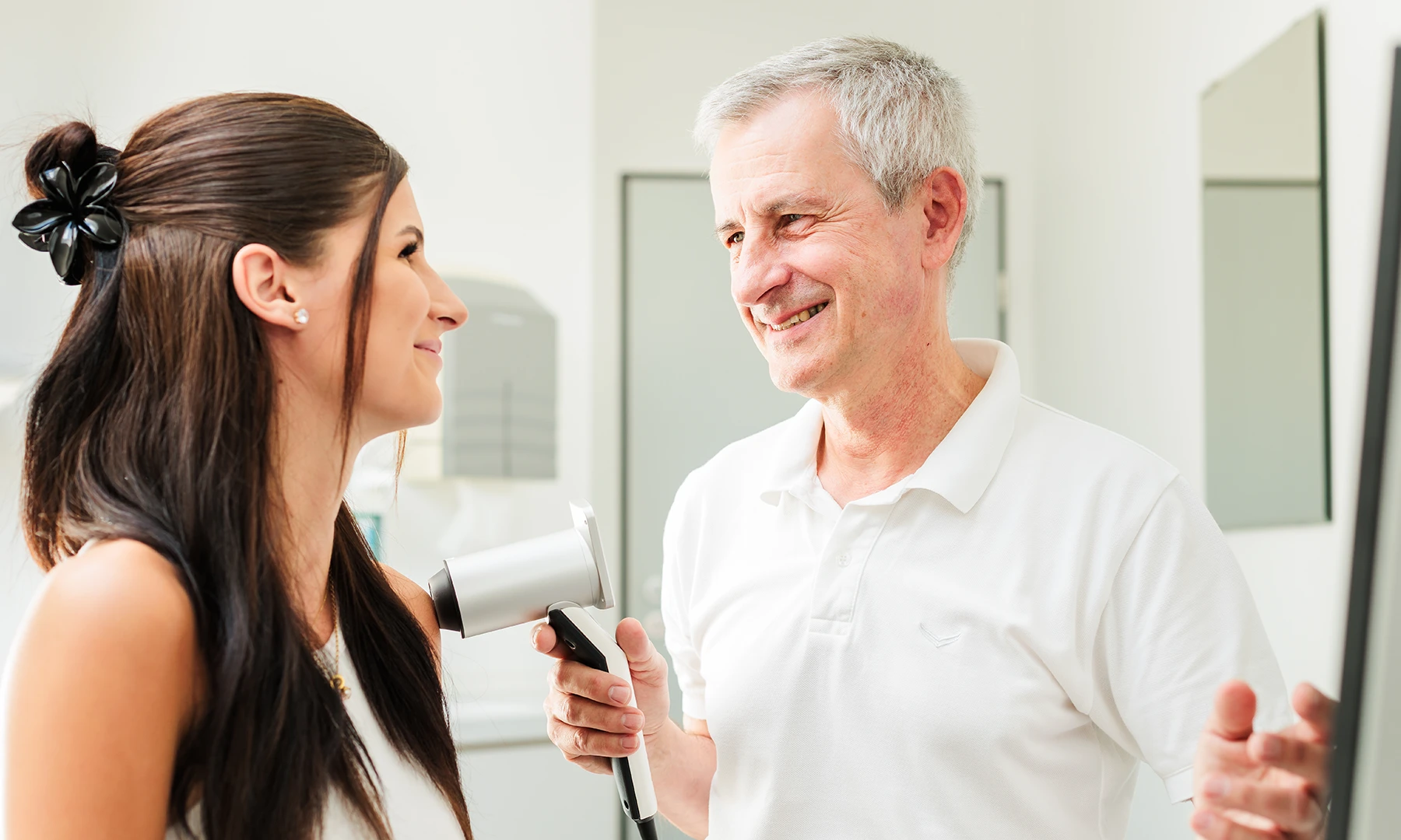 Überprüfung eines Muttermals bei Patienten