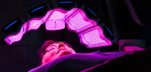 Dame bei der Photodynamische Therapie