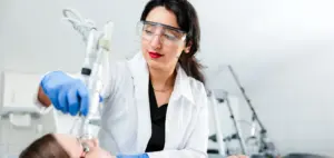 Laserbehandlung einer jungen Dame mit Akne