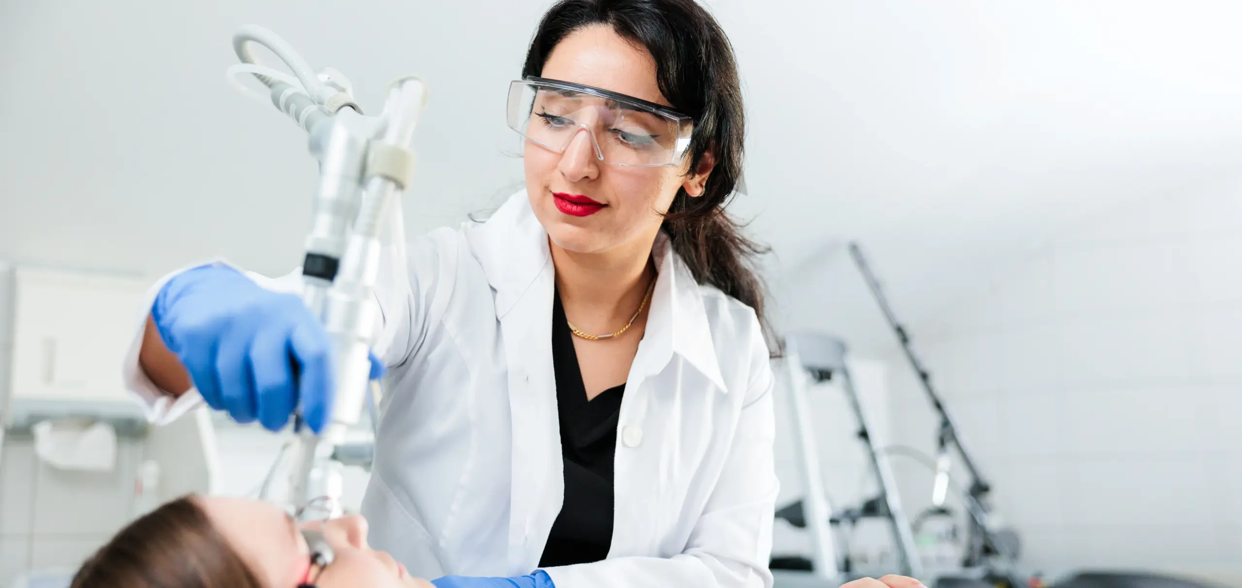 Laserbehandlung einer jungen Dame mit Akne