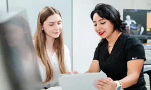 Hautarzt und Patient Beratung am iPad