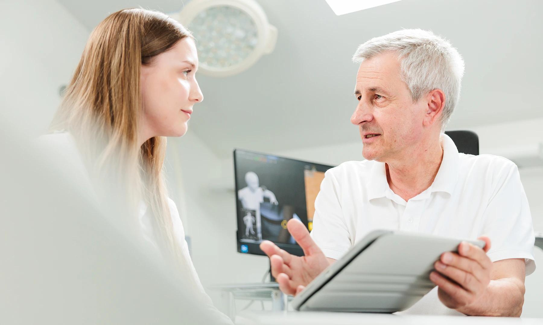 Hautarzt und Patientin Beratung am iPad