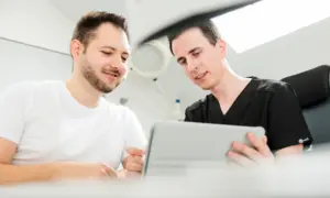 Hautarzt und Patient Beratung am iPad