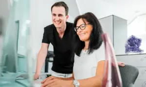 Dr. Werner und Angestellte an der Rezeption