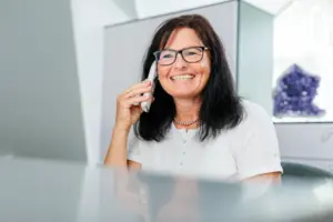 Dame am Telefon lächelnd