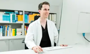 Dr. Werner am Schreibtisch