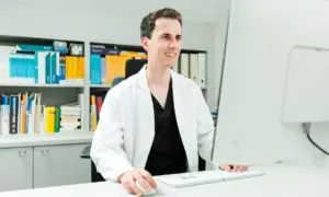 Dr. Werner am Schreibtisch