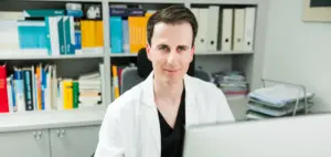 Dr. Werner am Schreibtisch