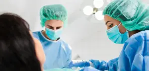 Hautärzte während einer OP