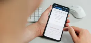 Handy mit offener Website von Hautärzte Werner