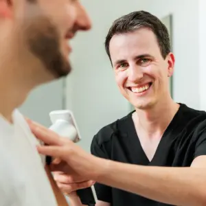 Überprüfung eines Muttermals bei Patienten